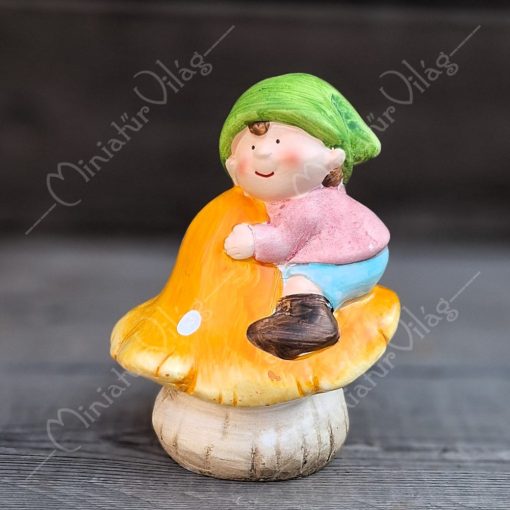 Kerámia Kisfiú gombával figura
