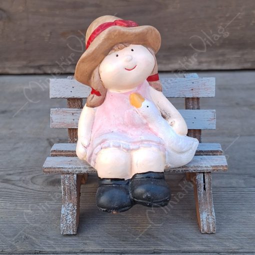 Kislány libával padon ülő figura