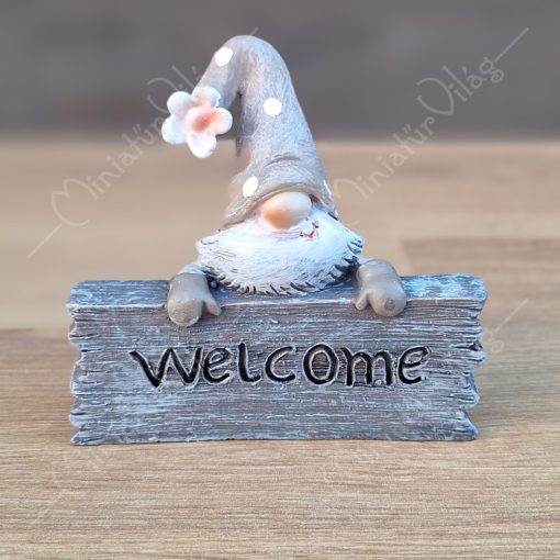 Manó Welcome táblával figura