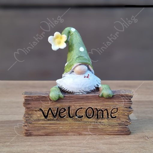 Manó Welcome táblával figura