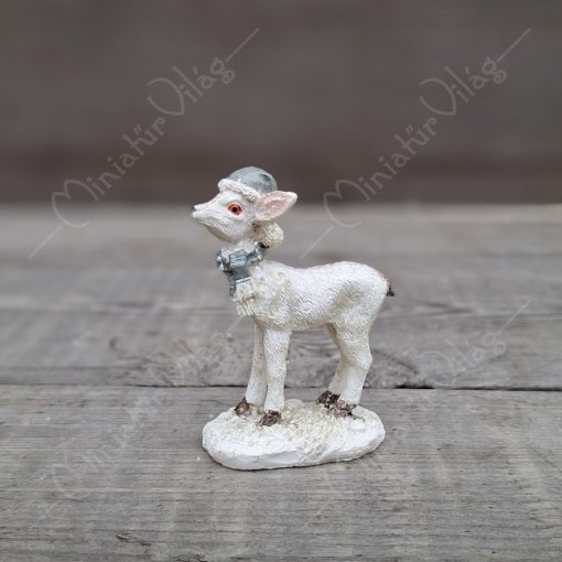 Őzike Sapkában Figura
