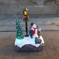 Karácsonyi jelenet - Hóember Gyerekekkel Világít
